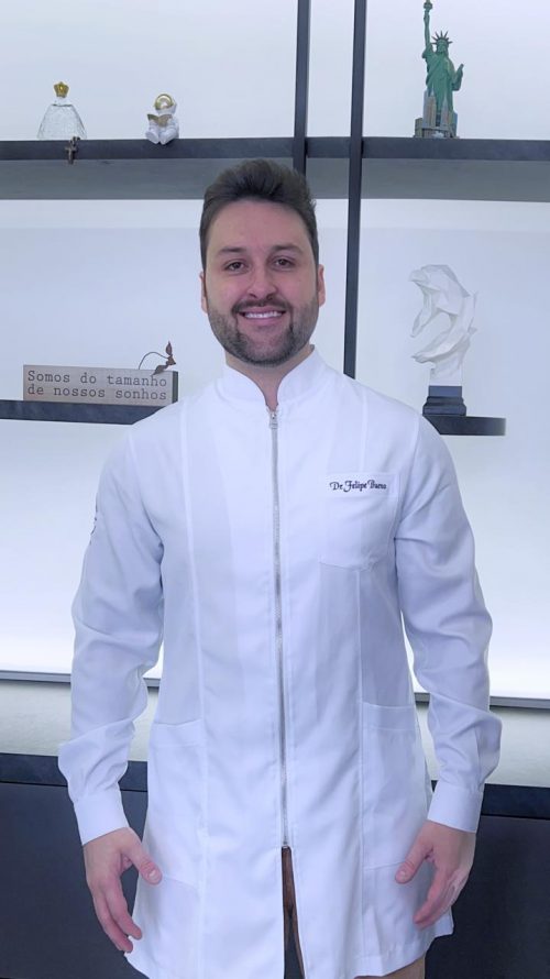 Dr. Felipe Bueno em seu consultório